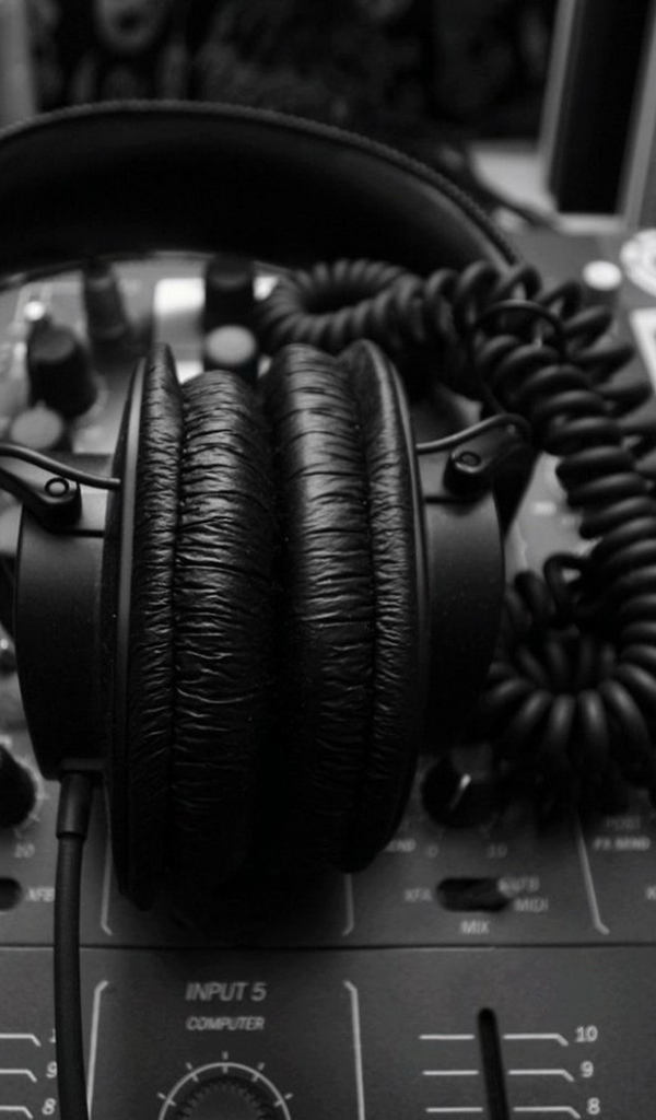 Диджейский пульт