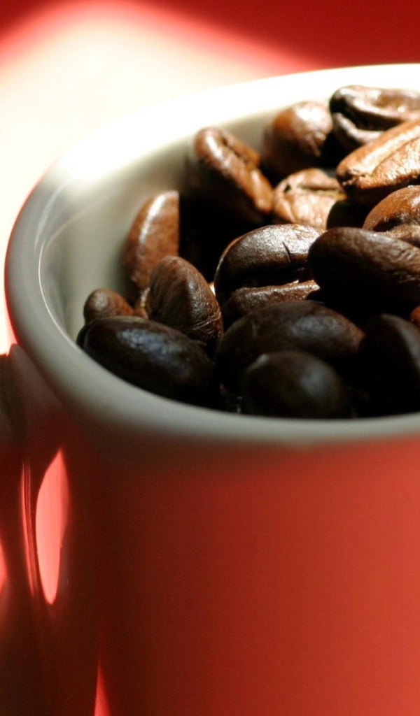 Кружка с зернами кофе