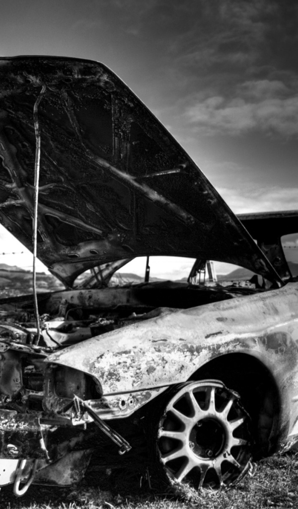 Старая сгоревшая машина