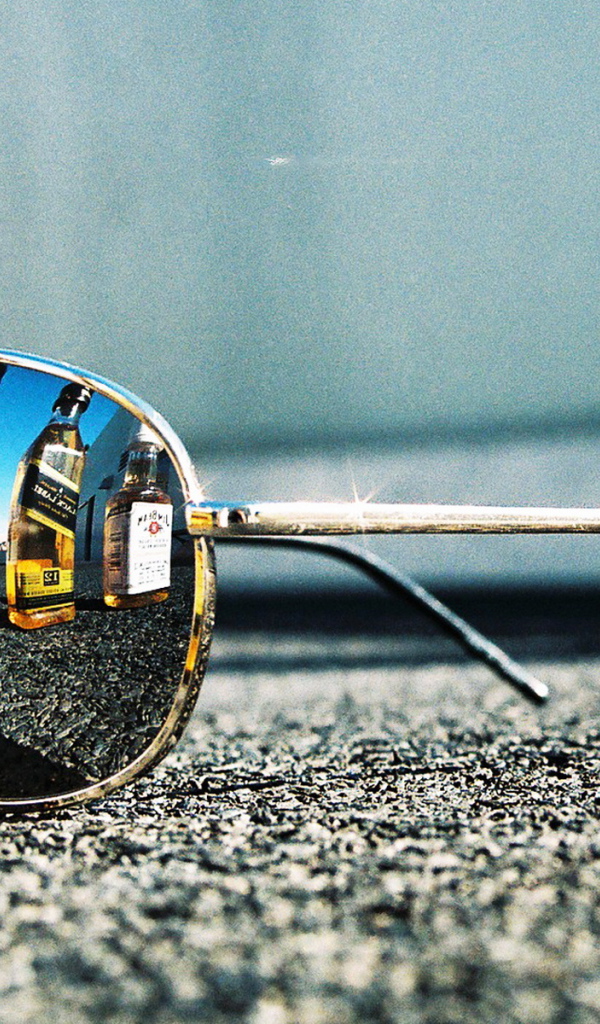 Очки на асфальте