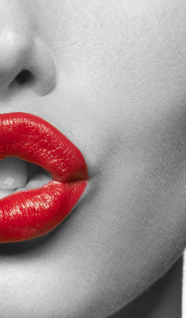 Красная помада на губах