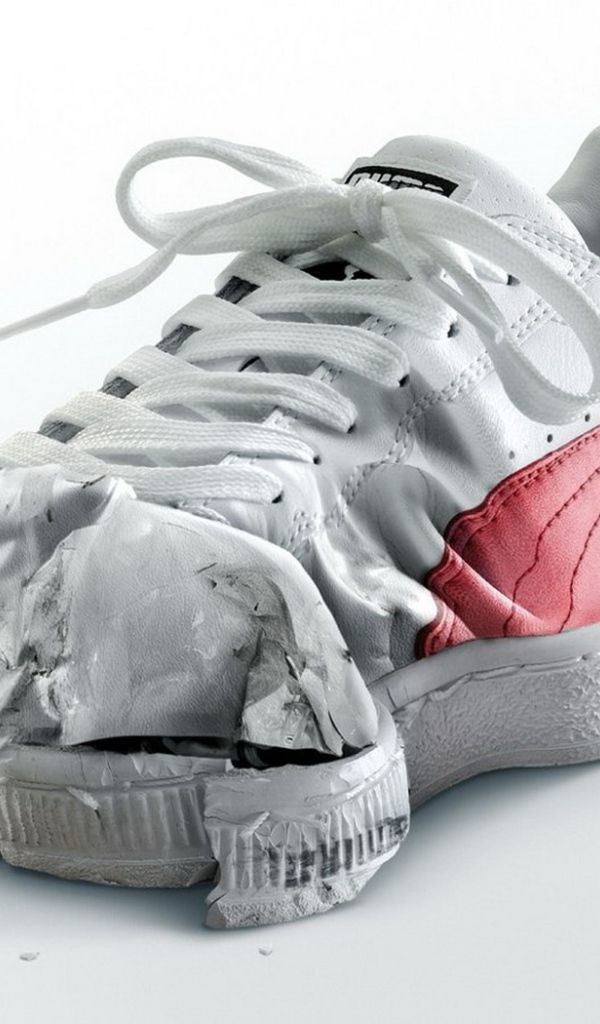 Рваный белый кед