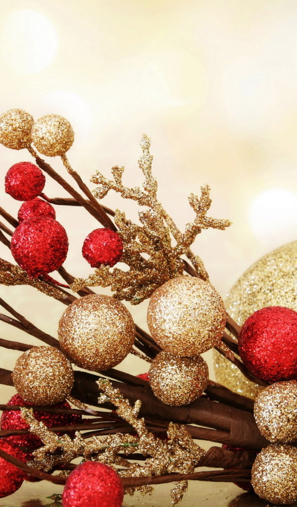 Шары на ветке