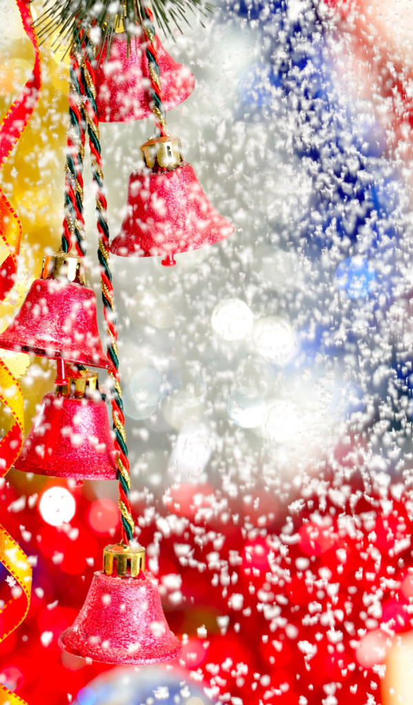Колокольчики, украшения и снег