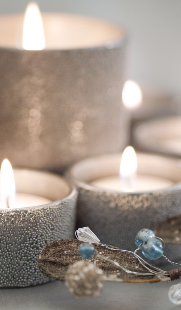 Горящие свечи