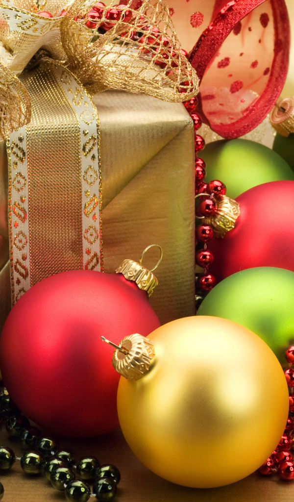 Елочные игрушки и подарки