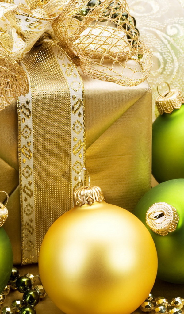 Подарок и шары