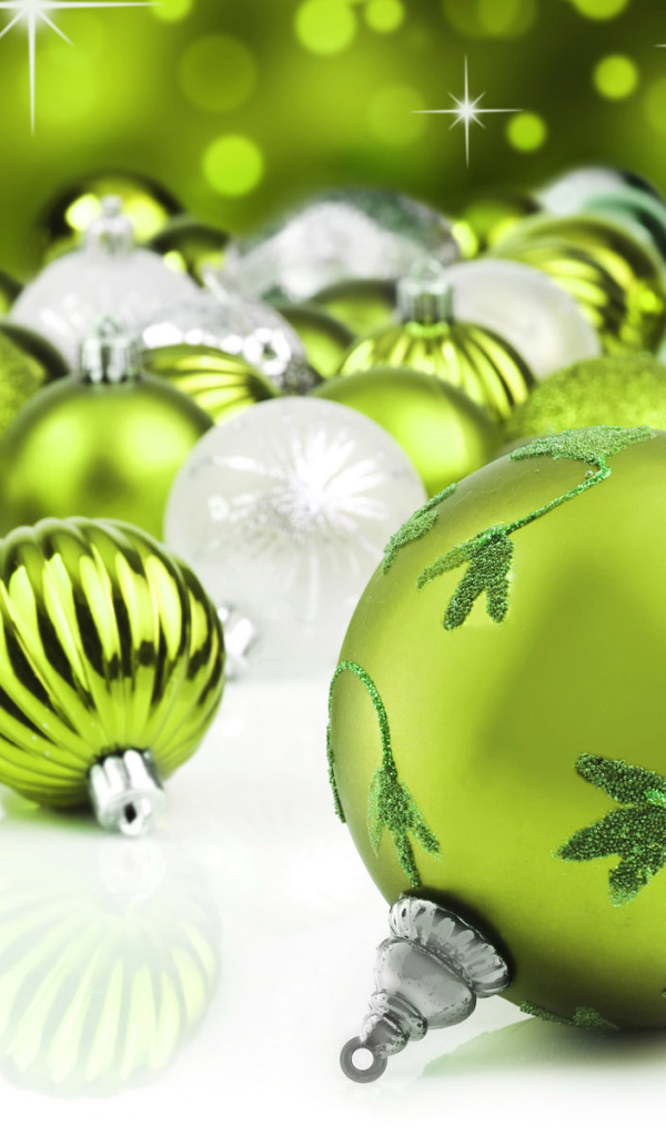 Зеленые новогодние шары