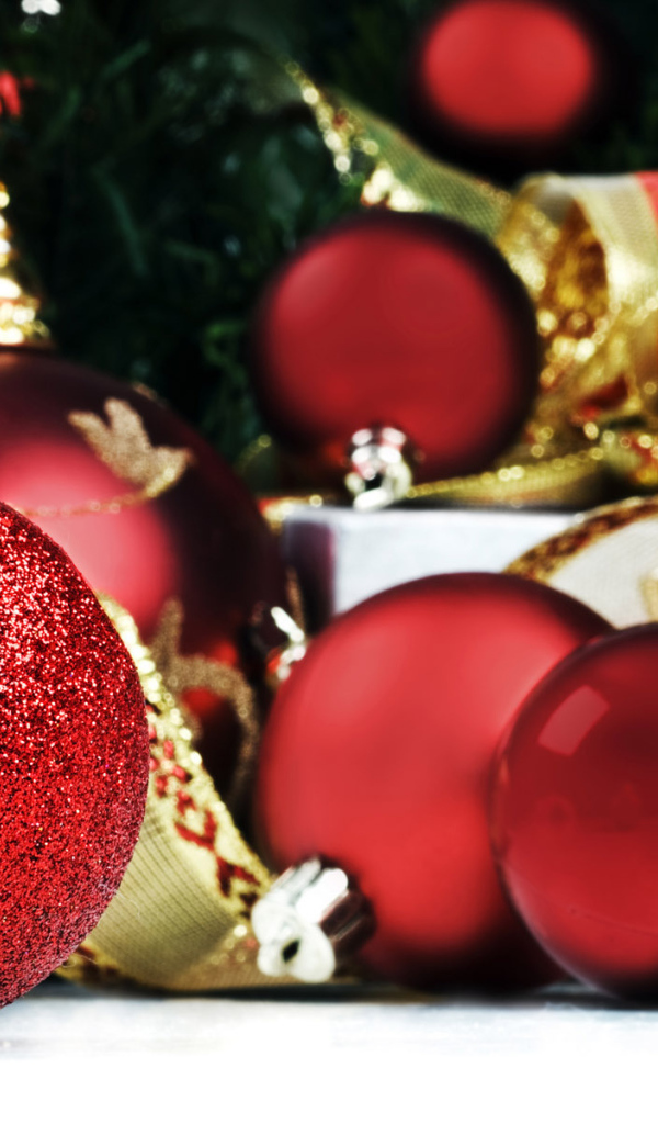 Красные шары на елку