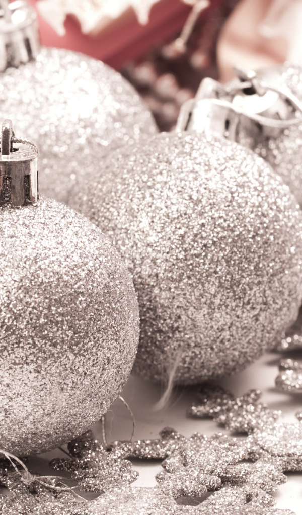 Серебряные шарики