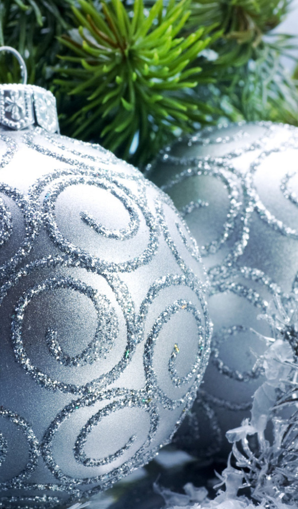 Серебристые шары