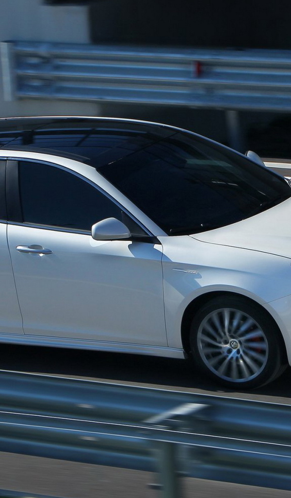 Белая Альфа Ромео Джульетта