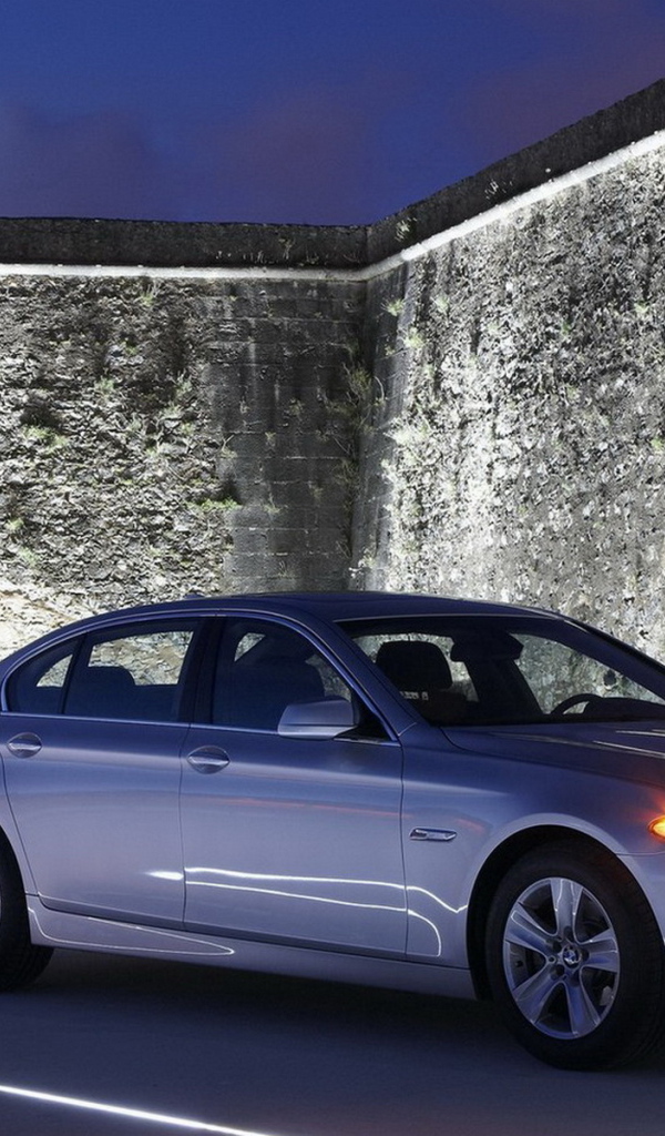 БМВ 5 серии окруженный стеной