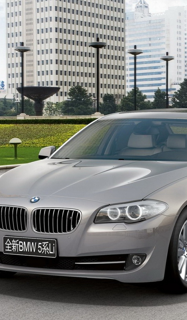 BMW 5 Series Long Wheelbaseа на улицах востока