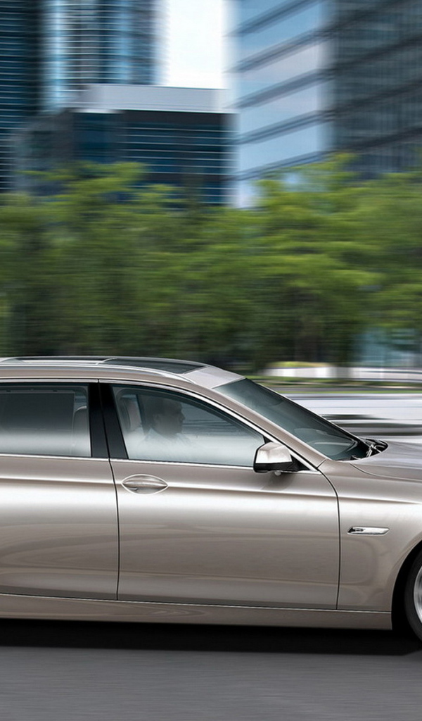 БМВ 5 Серии двигаясь по городу