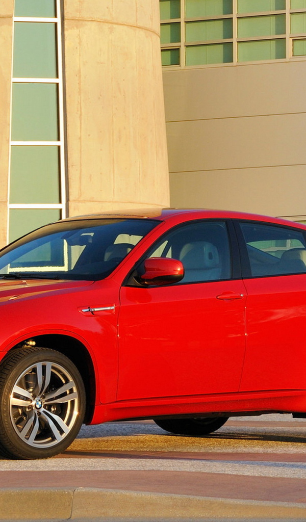 БМВ Х6 возле завода