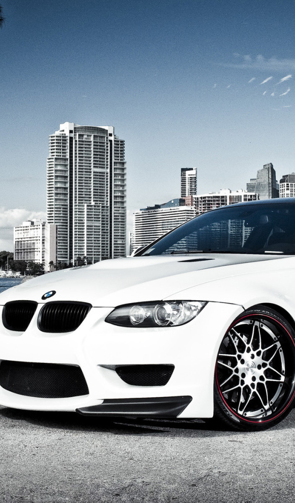 белый БМВ М3