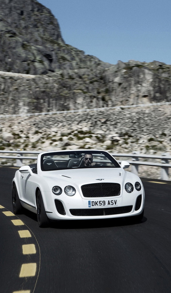 Бентли Континенталь СуперСпорт в движении по горной дороге