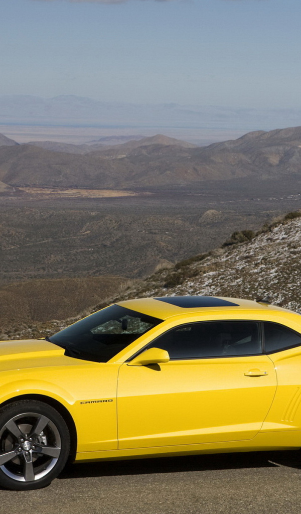 Желтый Шевроле Камаро 2011