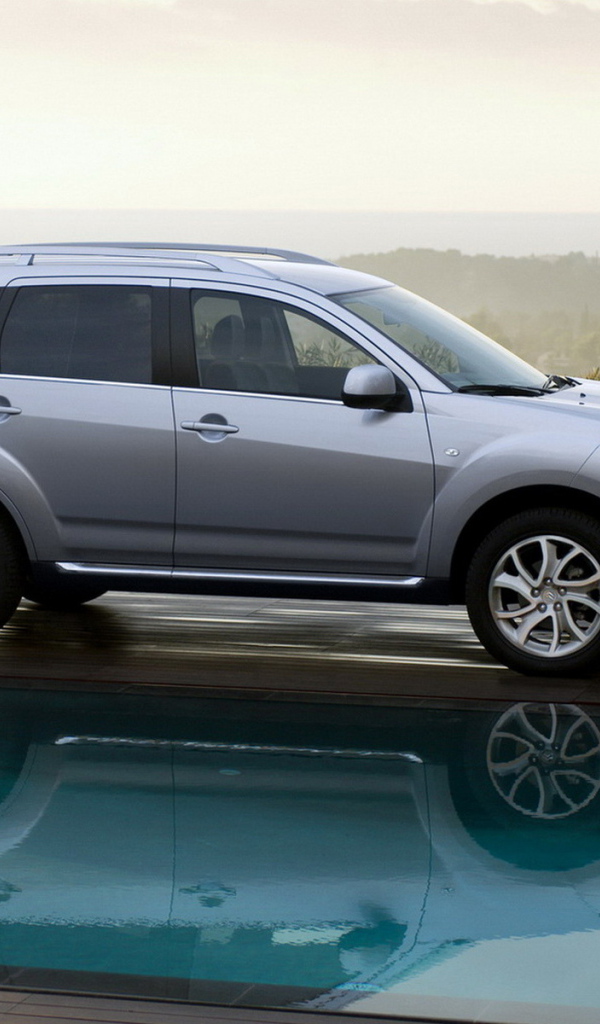 Ситроен С Кроссер возле бассейна