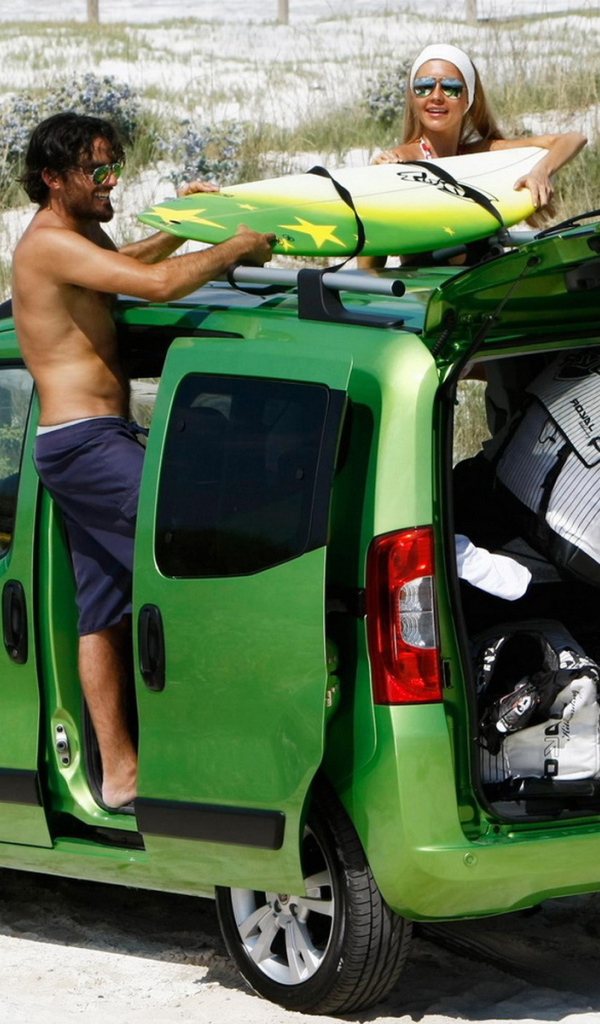 Фиат Фиорино рызграужаясь на пляже