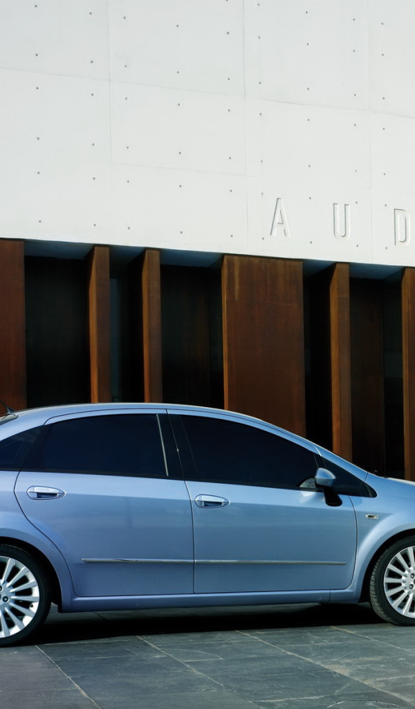 Фиат Линеа голубого цвета