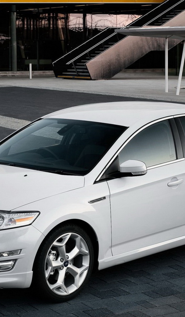 Белый Форд Мондео 2011