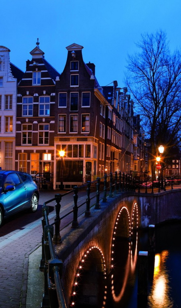 Хонда СR-Z в вечернем городе