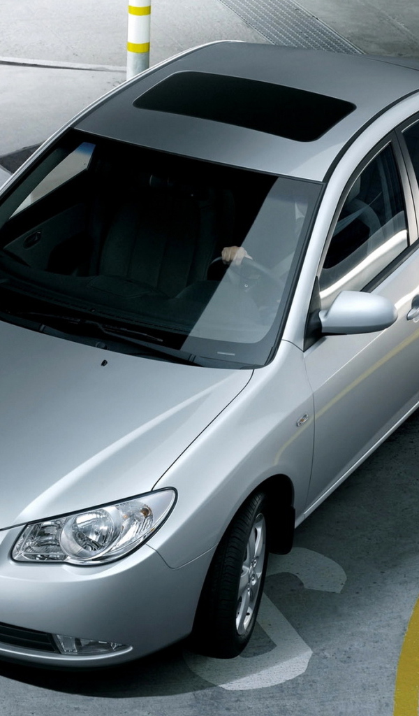 Хендай Элантра выезжая из паркинга