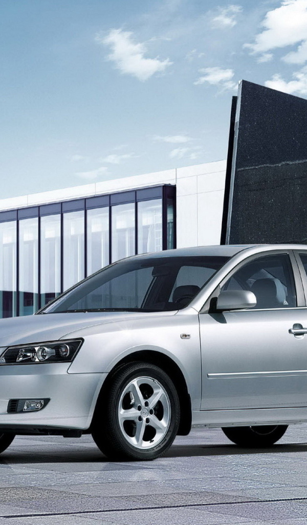 Хендай Соната на паркинге