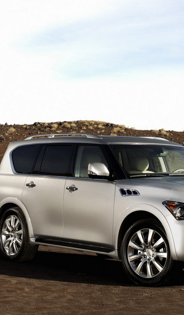 Инфинити QX в пустыне