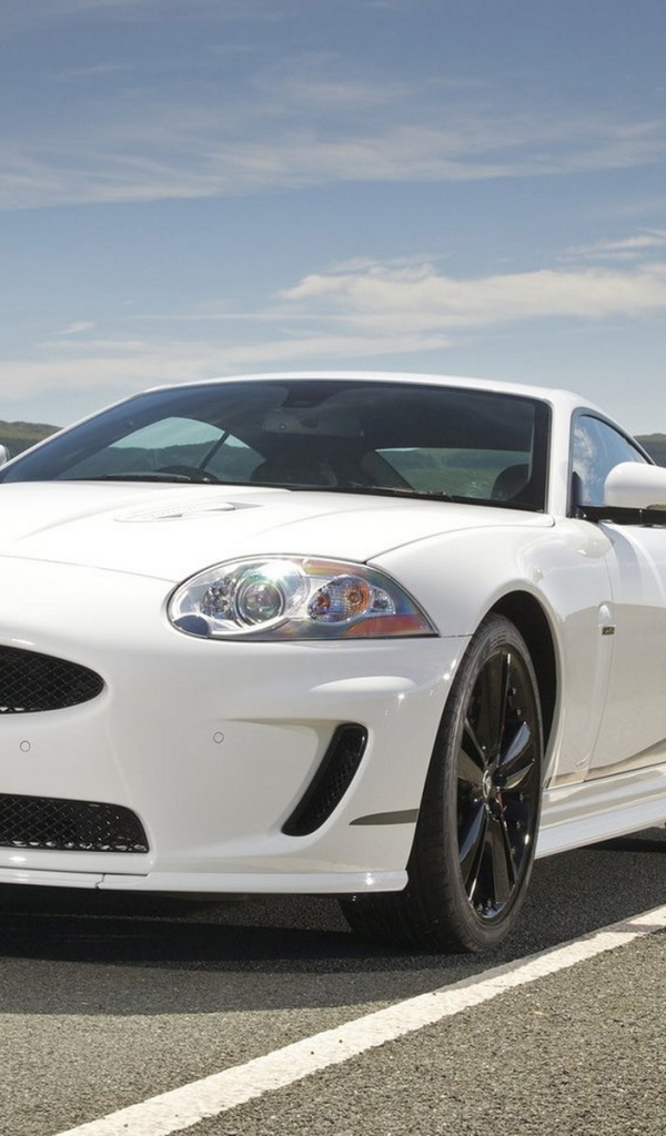 Новый Ягуар-XKR в движении