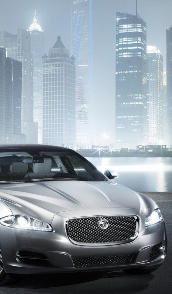 Jaguar XJ на фоне города