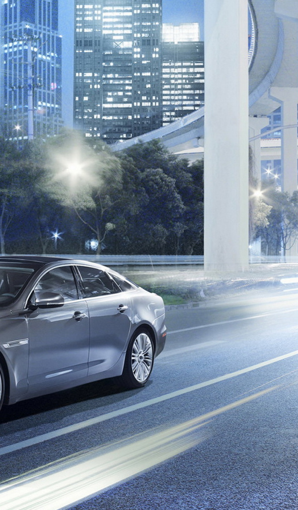 Jaguar XJ на улицах города