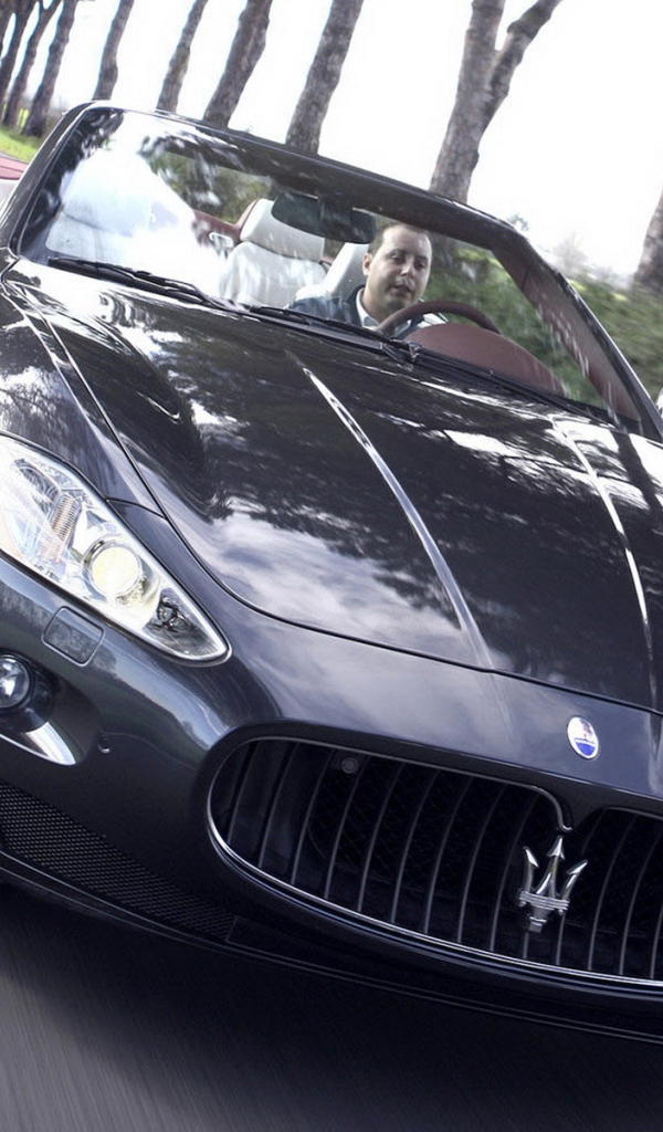 Мазерати ГранКабрио движение в даль