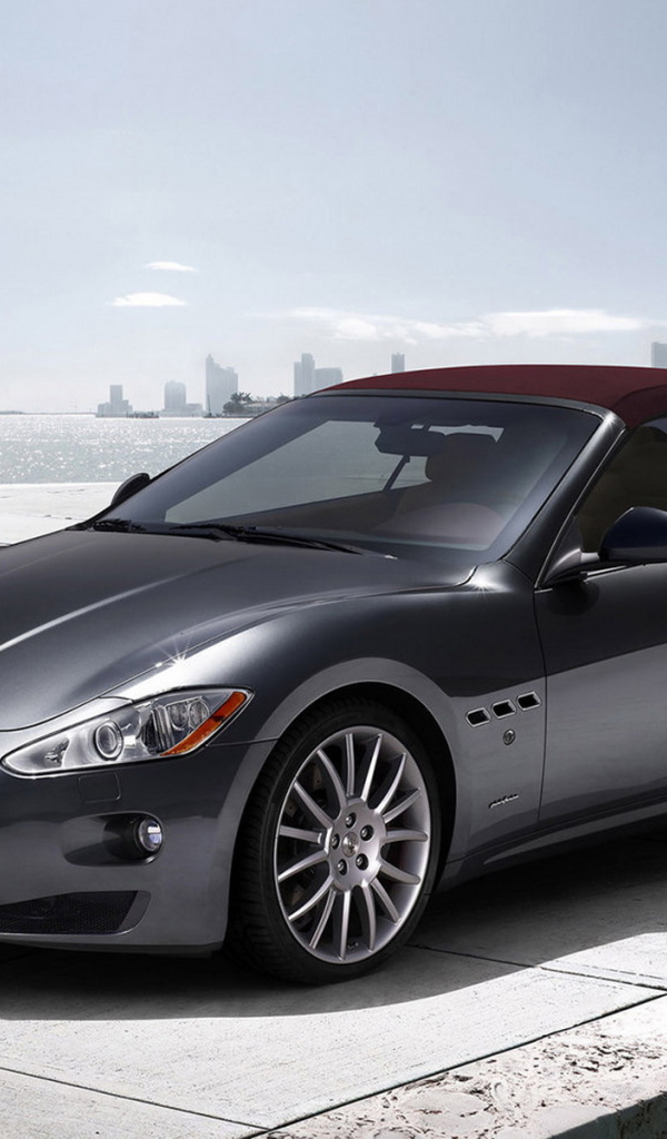 Maserati GranCabrio на причале