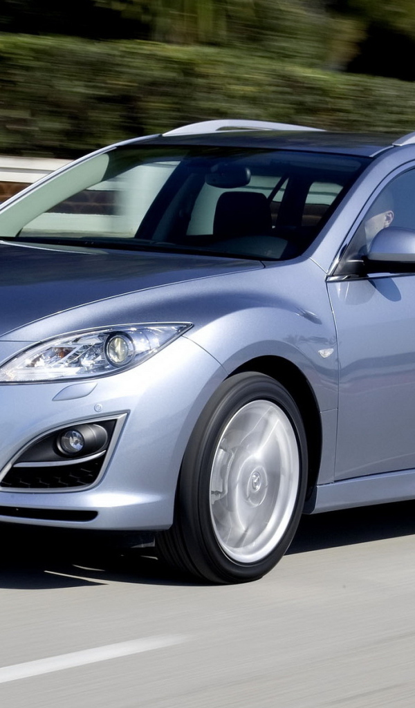 Мазда 6 универсал в движении