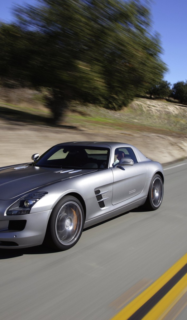 Серый Мерседес на дороге