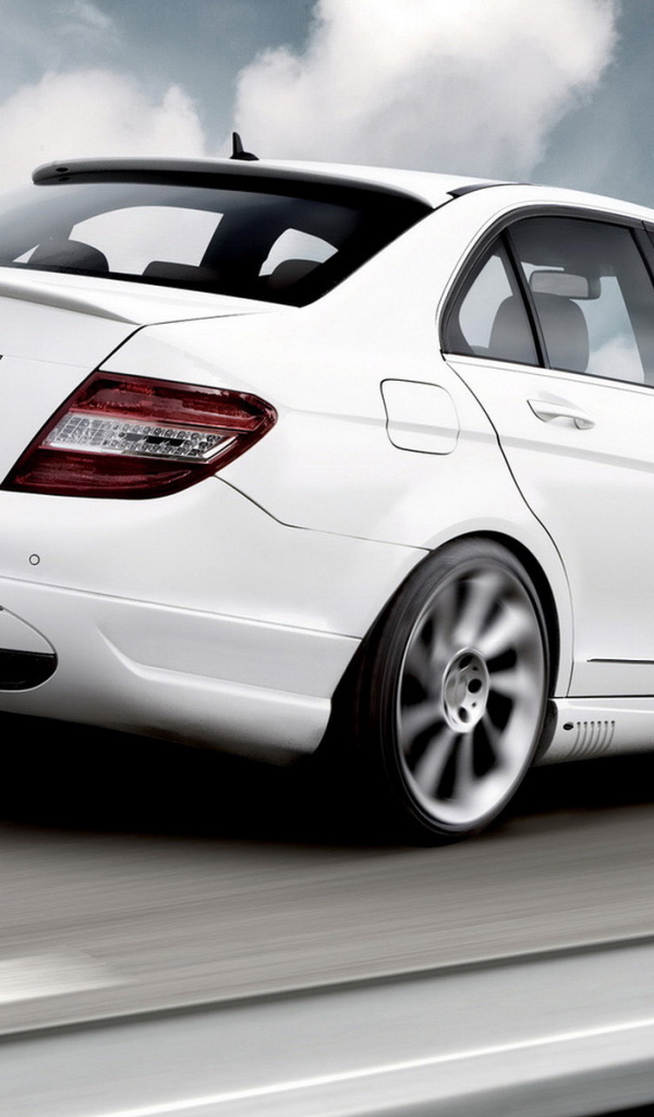 Мерседес Бенц С класс в белом цвете