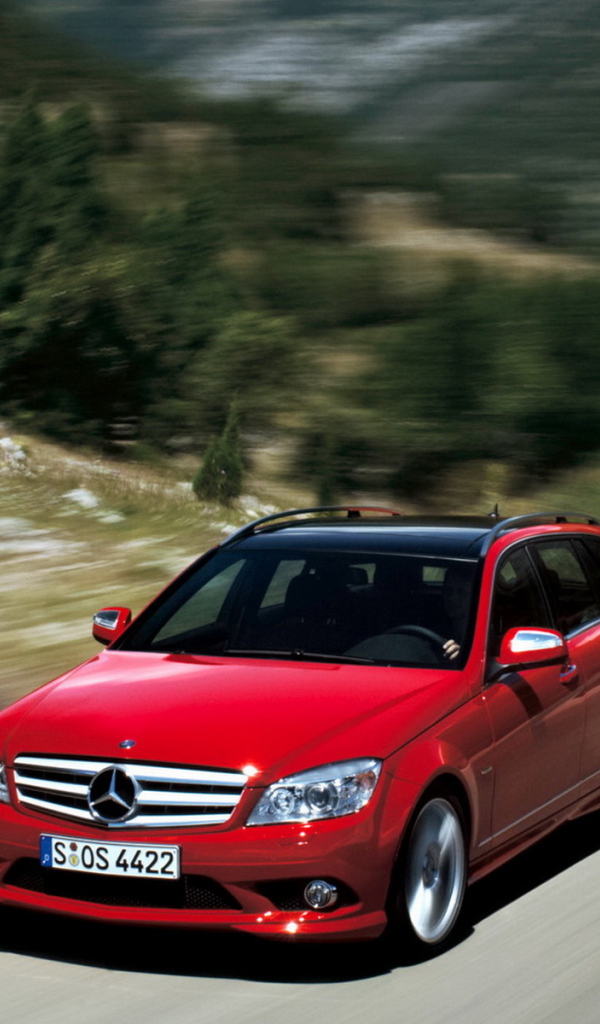 Mercedes Benz C 350 Estate на вьющейся дороге