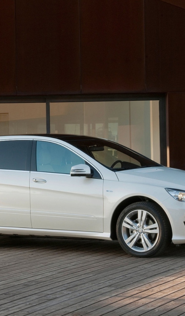 Мерседес Бенц Р класс дожидаясь начала движения