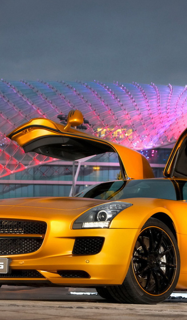 Benz SLS AMG Desert Gold с широко раскрытыми крыльями