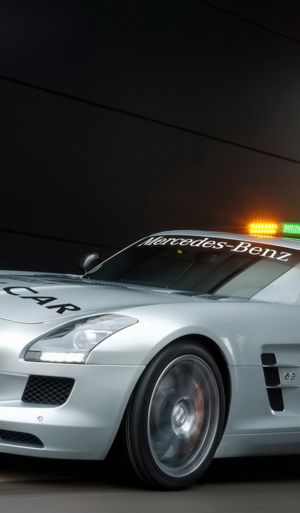 Mercedes Benz SLS AMG F1 выезжая с паркинга