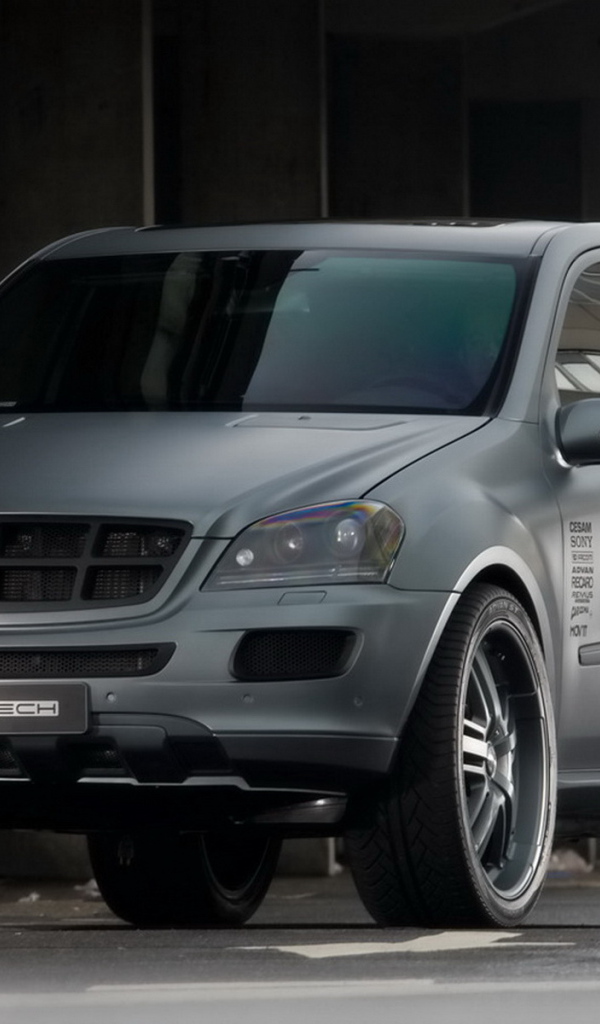 Мерседес Бенц МЛ 500 Ураниум в тени здания