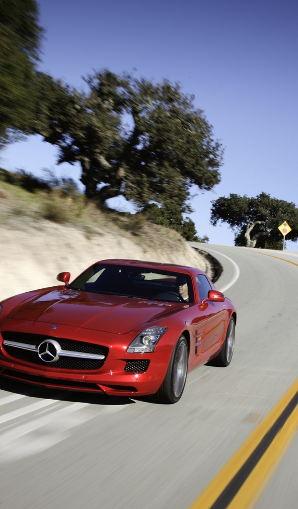 Красный Мерседес на дороге