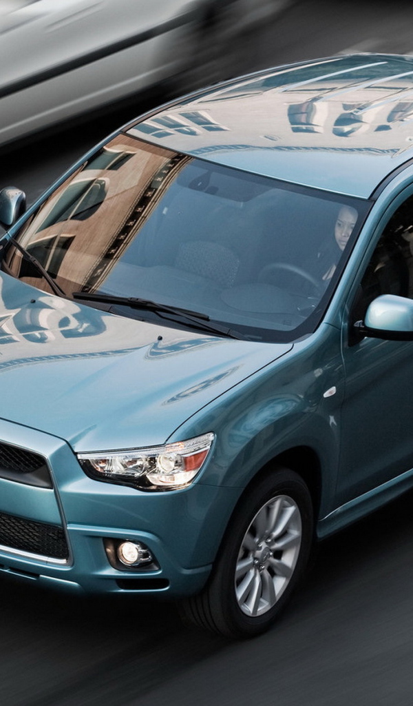 Митсубиши CUV движение по улице