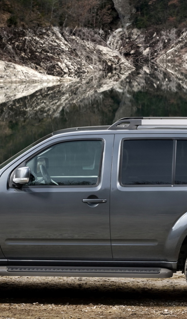 Ниссан Патфиндер возле озера