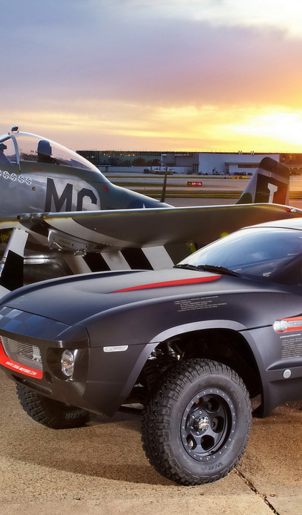 Local Motors Rally на фоне самолета