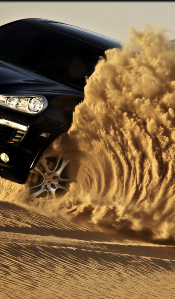 Черный Porsche Cayenne дрифт