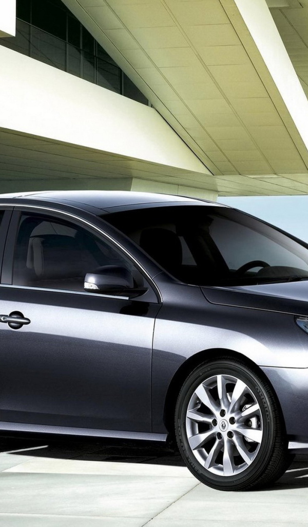 современный седан Renault-Latitude